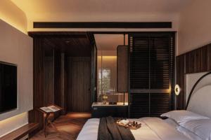 Rong Unique Hotel-Banyan Lake Scenery客房内的一张或多张床位