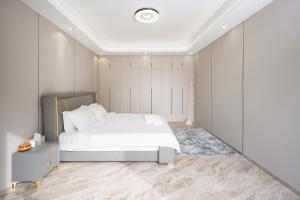 Katil atau katil-katil dalam bilik di T M L-Jomtien Beach 5 bedrooms - independent swimming pool and KTV