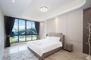 Katil atau katil-katil dalam bilik di T M L-Jomtien Beach 5 bedrooms - independent swimming pool and KTV