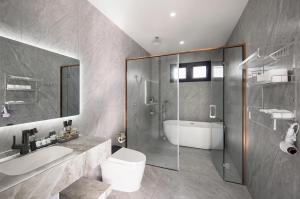 Bilik mandi di T M L-Jomtien Beach 5 bedrooms - independent swimming pool and KTV