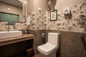 a bathroom with a toilet and a sink at Alt Life Manali, Old Manali in Manāli +81 photos