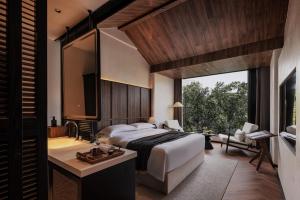 桂林Rong Unique Hotel-Banyan Lake Scenery的一间带大床和大窗户的卧室