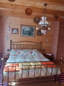 a bedroom with a bed in a wooden wall at Cabana Picior de munte in Birt