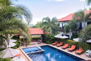 Bazén v ubytování Pa Prai Villas and Suites Resort nebo v jeho okolí