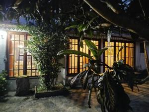 Aed väljaspool majutusasutust Gîte Le Matarum, studio