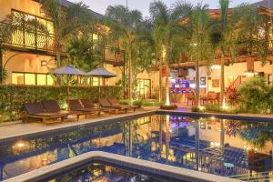 Bazén v ubytování Pa Prai Villas and Suites Resort nebo v jeho okolí
