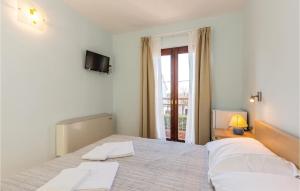 Ein Bett oder Betten in einem Zimmer der Unterkunft Gorgeous Home In Jadranovo With Kitchen