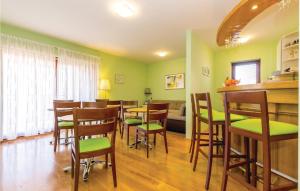 Ein Restaurant oder anderes Speiselokal in der Unterkunft Gorgeous Home In Jadranovo With Kitchen 