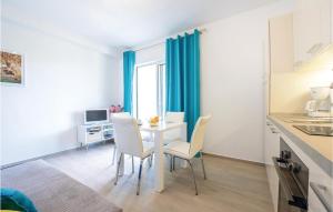 Kuchyňa alebo kuchynka v ubytovaní One-Bedroom Apartment In Cavtat