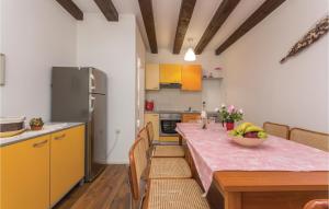 Kuchnia lub aneks kuchenny w obiekcie Holiday Home Bibinjskih Mlikaric Bb Iv