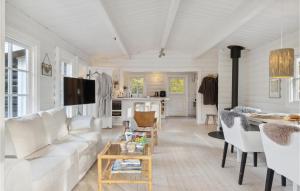 Μια τηλεόραση ή/και κέντρο ψυχαγωγίας στο Beautiful Home In Nykøbing Sj With Wifi