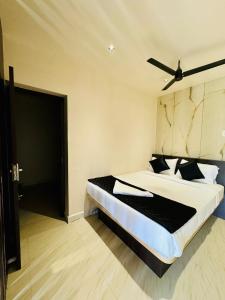 Postel nebo postele na pokoji v ubytování Hajiyar Residency