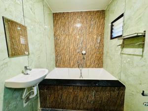 Koupelna v ubytování Hajiyar Residency
