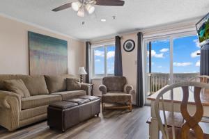 una sala de estar con un sofá y una silla en ML186 First Floor WiFi EZ Gated Parking Near Village Slopes, en Snowshoe