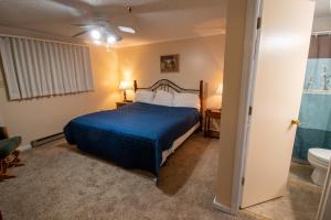 Un dormitorio con una cama y un baño con inodoro. en ML186 First Floor WiFi EZ Gated Parking Near Village Slopes, en Snowshoe