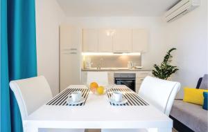 Kuchyňa alebo kuchynka v ubytovaní One-Bedroom Apartment In Cavtat