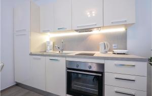 Kuchyňa alebo kuchynka v ubytovaní One-Bedroom Apartment In Cavtat