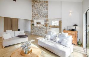 Η κουζίνα ή μικρή κουζίνα στο 4 Bedroom Gorgeous Home In Lussas