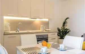 Kuchyňa alebo kuchynka v ubytovaní One-Bedroom Apartment In Cavtat