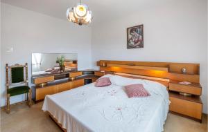Postel nebo postele na pokoji v ubytování Stunning Apartment In Koromacno