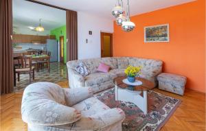 Posezení v ubytování Stunning Apartment In Koromacno