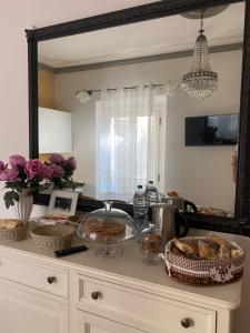 TV a/nebo společenská místnost v ubytování Palazzo Mari suite & rooms b&b