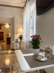 Televízia a/alebo spoločenská miestnosť v ubytovaní Palazzo Mari suite & rooms b&b