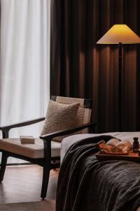 Rong Unique Hotel-Banyan Lake Scenery的休息区
