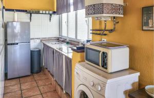 eine Küche mit Waschmaschine und Mikrowelle in der Unterkunft Stunning Apartment In El Campello in El Campello