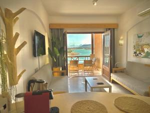 Prostor za sedenje u objektu Artsy 1 BR Apt/ Free Pool & Lagoon Access @ElGouna