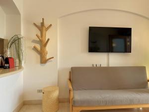 TV i/ili multimedijalni sistem u objektu Artsy 1 BR Apt/ Free Pool & Lagoon Access @ElGouna