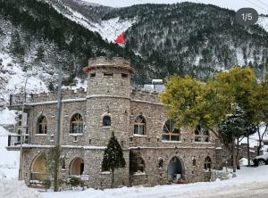a large brick building with a flag on top of it at Restauraunt-Kalaja in (( Bokaj ))