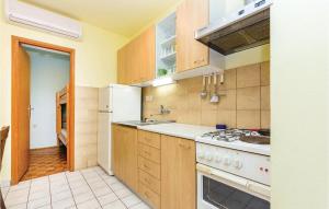 Kuchyň nebo kuchyňský kout v ubytování Beautiful Apartment In Povile With Wifi