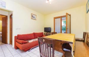 TV a/nebo společenská místnost v ubytování Beautiful Apartment In Povile With Wifi