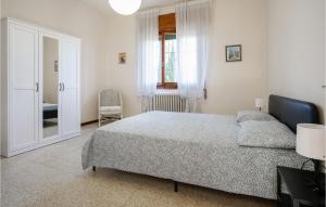 ein Schlafzimmer mit einem Bett, einem Fenster und einem Stuhl in der Unterkunft Stunning Home In Ponte Buggianese in Ponte Buggianese + 9 Fotos