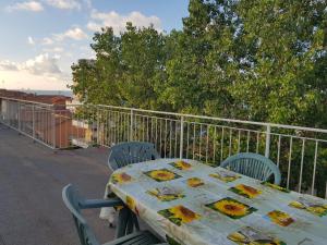 a table and chairs sitting on a balcony with a table at Appartamento spazioso a Marotta in Marotta