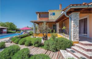 Bazén v ubytování Cozy Home In Rezanci With Jacuzzi nebo v jeho okolí + 37 fotografií