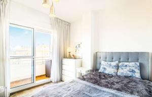 Postel nebo postele na pokoji v ubytování 2 Bedroom Cozy Apartment In Sabinillas + 15 fotografií