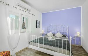 sypialnia z łóżkiem z niebieskim zagłówkiem w obiekcie Lovely Home In Pinezici w mieście Pinezići +37 zdjęć