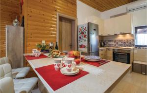 Kuchyň nebo kuchyňský kout v ubytování Two-Bedroom Apartment In Velika Gorica