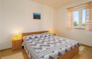 1 dormitorio con 1 cama y 2 lámparas. en Holiday Home Crni Vi, en Drenje