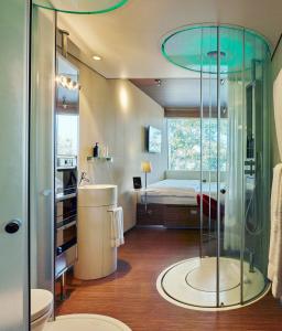 スキポールにあるシチズンM スキポール エアポートのバスルーム(シャワー付)、ベッドルーム(ベッド1台付)が備わります。