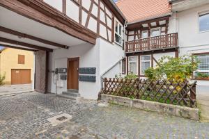 a house with a gate and a fence at STARLIVING Premium Home in Osthofen