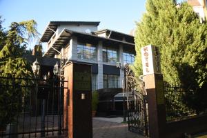 基希讷乌Hotel Royal Florence的前方有标志的建筑