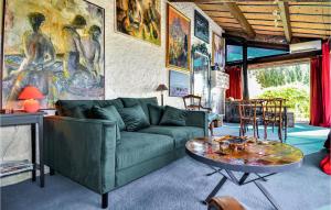 Χώρος καθιστικού στο Amazing Home In Sernhac With Wifi