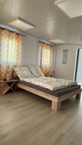 a large bed in a room with a wooden frame at Ferienwohnung Soest Lendringsen in Soest