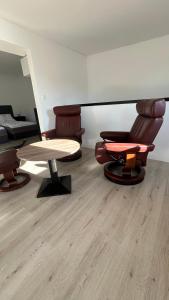 a living room with chairs and a table at Ferienwohnung Soest Lendringsen in Soest