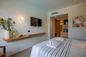 Televízia a/alebo spoločenská miestnosť v ubytovaní Minos Hotel