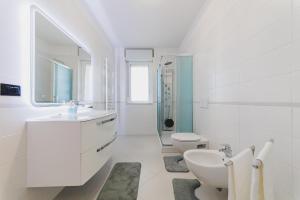 Ένα μπάνιο στο Swamyhome Aereoportobaripalese +38 φωτογραφίες