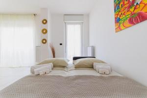 巴里Swamyhome Aereoportobaripalese的白色房间里有一张大床，旁边挂着一幅画。 更多38张照片